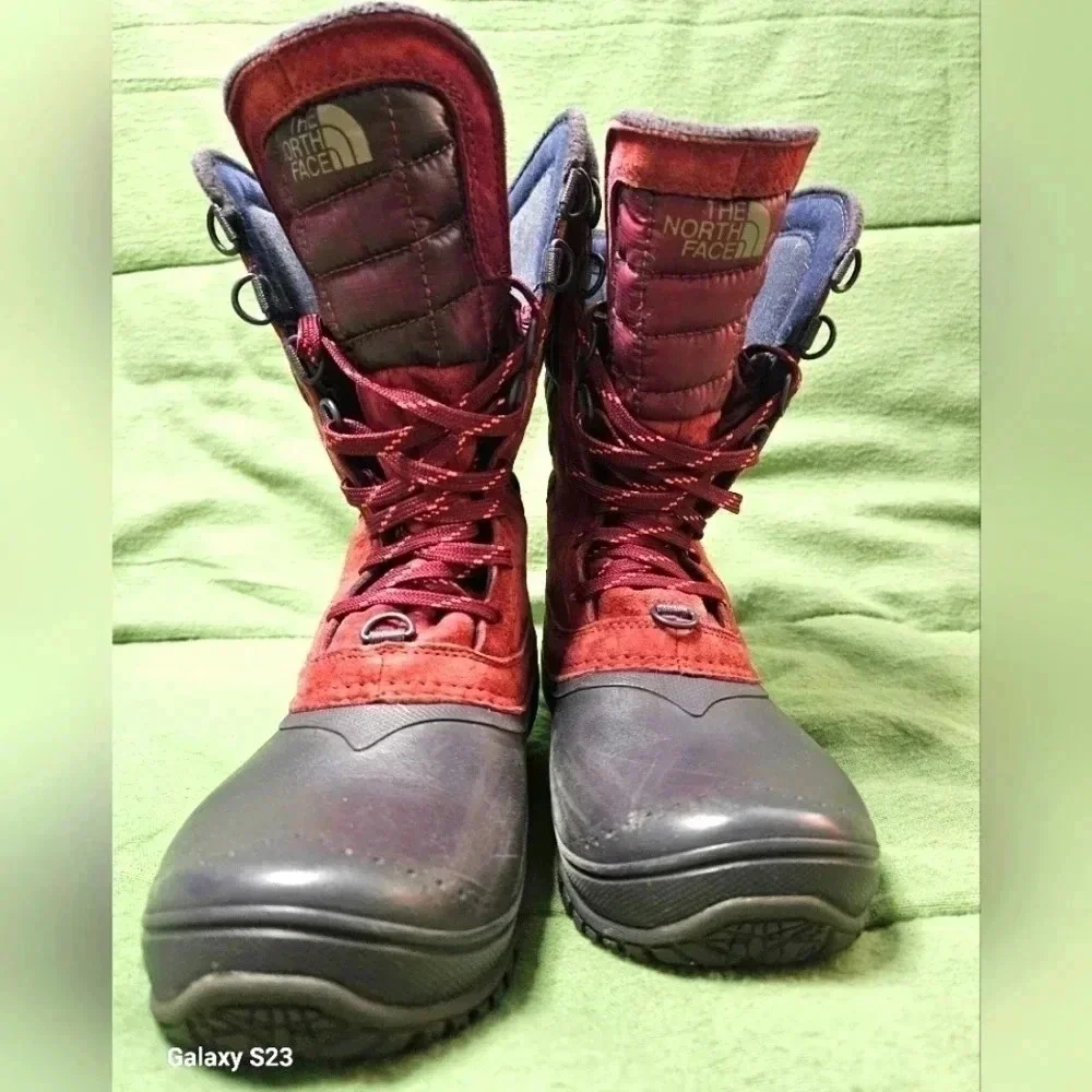 North face rain/snow boots. Woman's‎ size 6